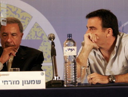 אודי רקנאטי ושמעון מזרחי במסיבת העיתונאים (דרור עינב) (צילום: מערכת ONE)