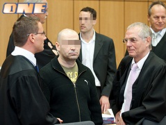 אחד הנאשמים אתמול בבית המשפט בבוכום (GettyImages) (צילום: מערכת ONE)