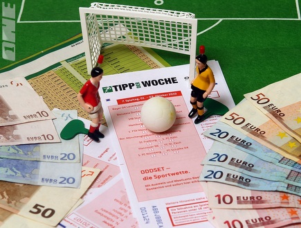 כסף, הימורים וכדורגל (GettyImages) (צילום: מערכת ONE)