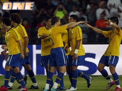 ברזיל חוגגת את השער השני הערב באבו דאבי (רויטרס) (צילום: מערכת ONE)