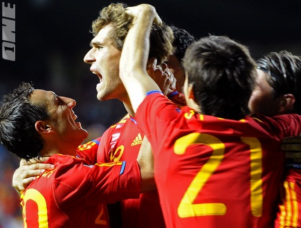 שחקני נבחרת ספרד חוגגים עם יורנטה (רויטרס) (צילום: מערכת ONE)