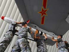 חיילים סיניים מטעינים מטוס קרב. ארכיון (צילום: AP)