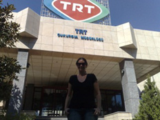בכניסה לאולפני הטלוויזיה הטורקית (צילום: חדשות 2)