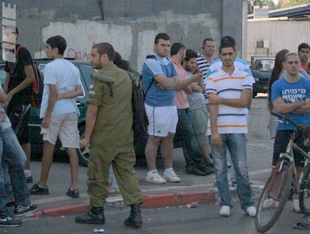 אוהדי מכבי ת&"א בקופות בבלומפילד, הבוקר (ליאור טימור) (צילום: מערכת ONE)