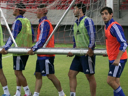 שחקני הנבחרת מרימים את השער ביוון (רועי גלדסטון) (צילום: מערכת ONE)