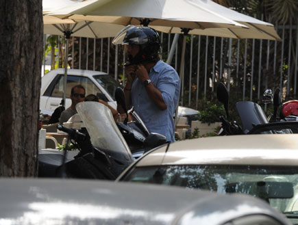 גיא גיאור רוכב על אופנוע (צילום: אלעד דיין)