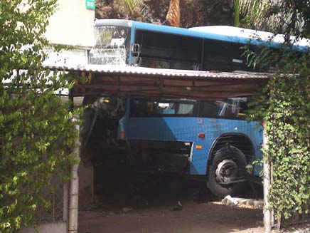 האוטובוס נעצר רק בבניין המגורים. פתח תקווה, היום (צילום: חדשות 2)