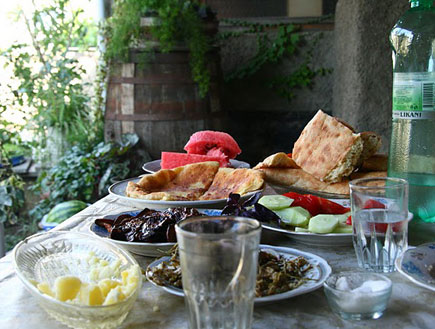 ארוחה מקומית בגסט האוס של נלי גאורגיה (צילום: מאיה קוסובר)