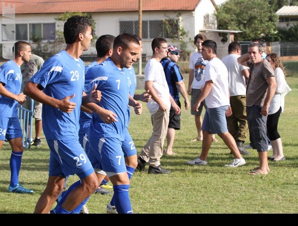 שחקני הפועל פ"ת על רקע האוהדים באימון (שי לוי) (צילום: מערכת ONE)