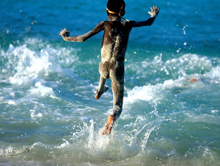 ילד רץ למים זנזיבר (יח``צ: משה שי לפלאש 90)
