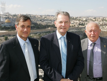 ז´ק רוגה עם ורשביאק וזינגר בביקורו בישראל (צילום: מערכת ONE)