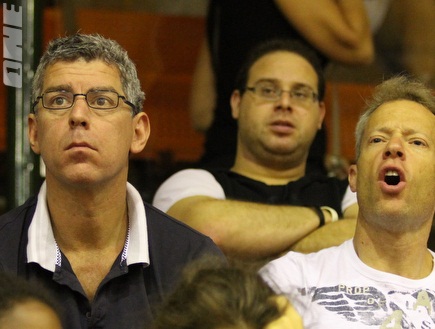 בושינסקי וגולדהאר צופים במשחק ותומכים בקבוצה של דליה (שי לוי) (צילום: מערכת ONE)