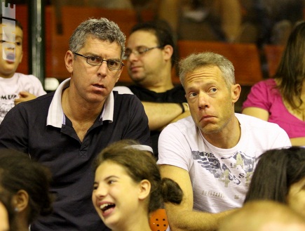 בושינסקי וגולדהאר צופים בכדורסל (שי לוי) (צילום: מערכת ONE)