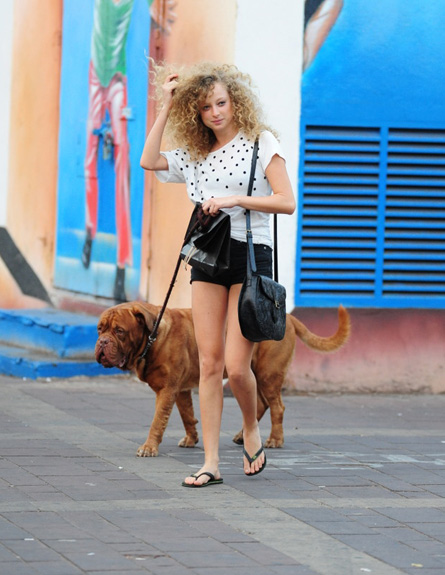 יוליה פולוטקין מטיילת עם הכלב (צילום: אלעד דיין)