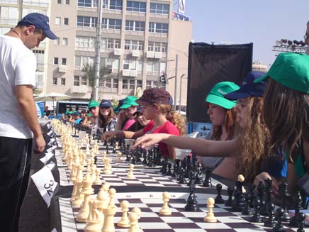 משחק השחמט בכיכר רבין (צילום: עזרי עמרם, חדשות 2)