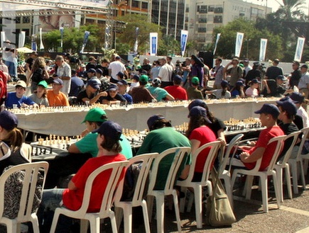 לוחות השחמט כבר הוכנו מראש למשתתפים הרבים (משה חרמון) (צילום: מערכת ONE)