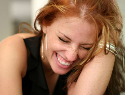 בחורה צוחקת (צילום: DanBrandenburg, Istock)