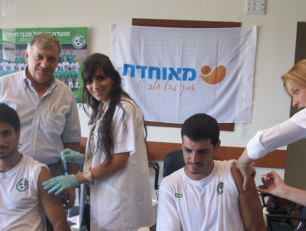שלומי אזולאי וליאור רפאלוב מקבלים חיסון נגד השפעת (האתר הרשמי) (צילום: מערכת ONE)