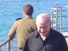 נתניהו עם קצין השייטת שנזרק מהסיפון (צילום: עזרי עמרם, חדשות 2)
