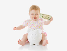תינוק מחזיק כסף (צילום: istockphoto)