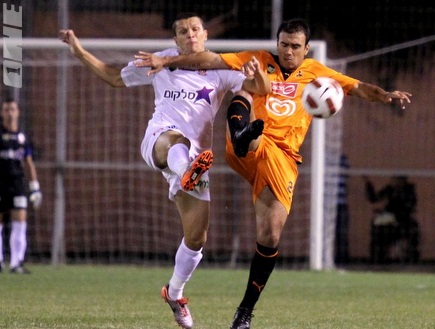 פדרו גלבאן נאבק על הכדור עם דריאן מאטיץ´ (שי לוי) (צילום: מערכת ONE)