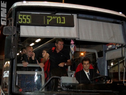 האוטובוס של הפועל מגיע לבלומפילד (שי לוי) (צילום: מערכת ONE)