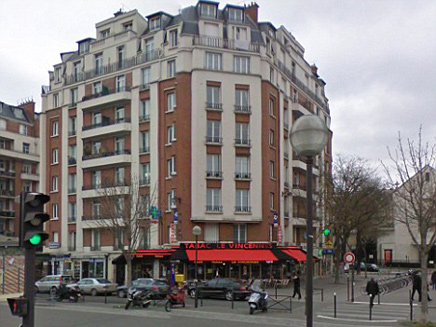 הבניין ממנו נפל התינוק, אמש בפריז (צילום: mail online)
