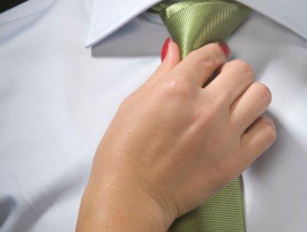 בחורה מסדרת עניבה לגבר (צילום: istockphoto)