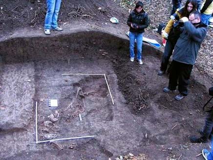 קבר האחים שהתגלה ברומניה (צילום: AP)