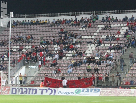 קהל סכנין. כבר לא בא לתמוך בקבוצתו (עמית מצפה) (צילום: מערכת ONE)