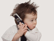 ילד מדבר בטלפון סלולארי (צילום: ZoneCreative, Istock)