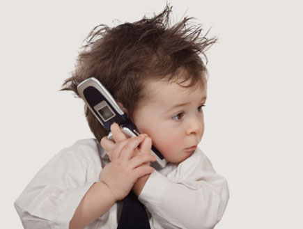 ילד מדבר בטלפון סלולארי (צילום: ZoneCreative, Istock)