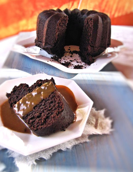 עוגת שוקולד וויסקי - שלמה ופרוסה (צילום: דליה מאיר, קסמים מתוקים)