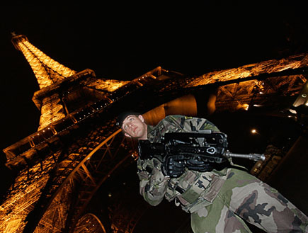חייל צרפתי על רקע האייפל (צילום: Franck Prevel, GettyImages IL)