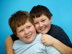 שני ילדים שמנים (צילום: fotografixx, Istock)