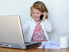 ילדה מדבת בטלפון מול המחשב (צילום: Yarinca, Istock)
