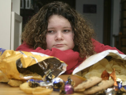ילדה שמנה מול ג'אנק פוד (צילום: istockphoto)