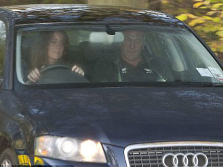 קייט עם המאבטח ברכב, אתמול (צילום: דיילי מירור)