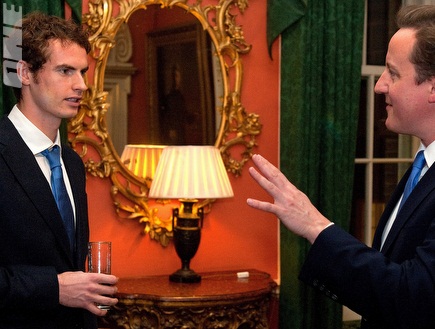 ראש הממשלה דייויד קמרון מנסה להסביר למארי איך זוכים בטורניר גדול ( (צילום: מערכת ONE)
