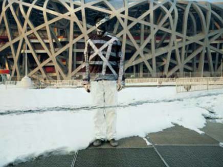 לפני האיצטדיון האולימפי בבייג'ינג (צילום: דיילי מייל)