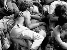 שנות השישים - זוג מתנשק (צילום: William Lovelace, GettyImages IL)