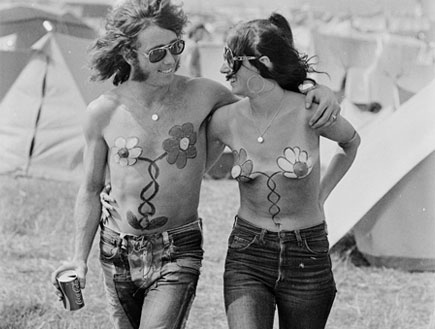 שנות השישים - זוג הולך טופלס (צילום: Roger Jackson, GettyImages IL)