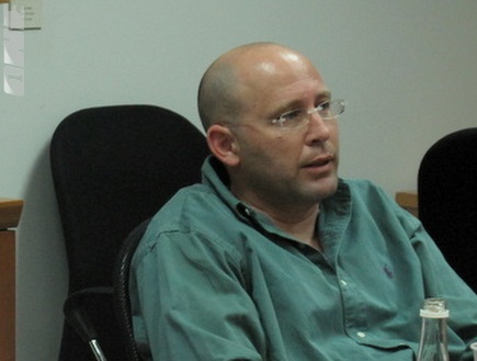 יאיר גלילי ונציג משרד הפנים (מור שאולי) (צילום: מערכת ONE)