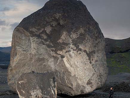 סלע ענק שנפלט מלוע הר הגעש באיסלנד (צילום: the sun)