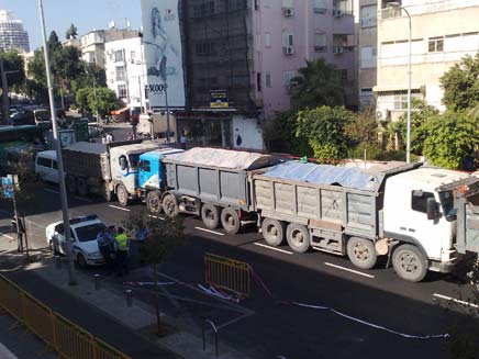 המשאיות ברחוב קפלן, היום (צילום: חדשות 2)