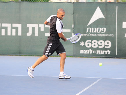 אייל גולן משחק טניס (צילום: אלעד דיין)
