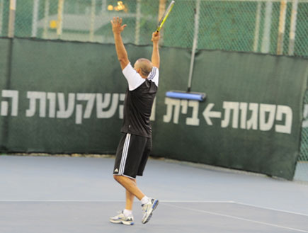 אייל גולן משחק טניס (צילום: אלעד דיין)