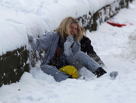 אישה בשלג בבריטניה (צילום: Christopher Furlong, GettyImages IL)