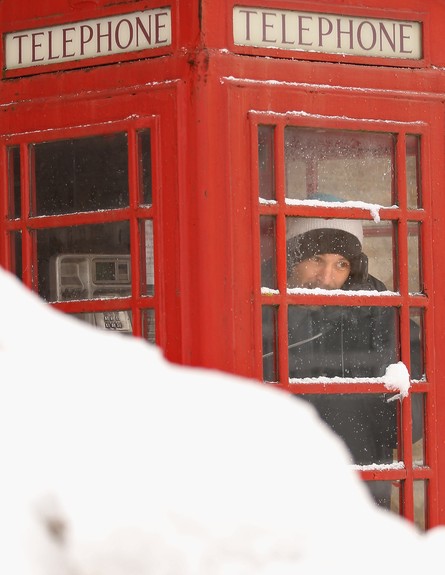 תא טלפון בבריטניה מכוסה שלג (צילום: Jeff J Mitchell, GettyImages IL)
