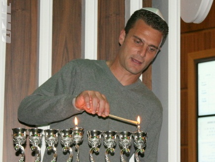 לירן שטראובר  מדליק את הנר (מור שאולי) (צילום: מערכת ONE)